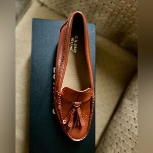 GH Bass Women’s Loafers Shoes Flats with tassle size 7 7.5 Never Worn